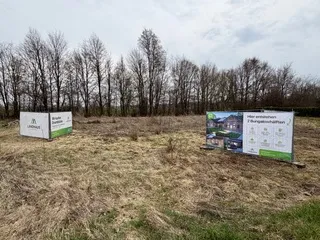 Grundstück mit den Bauschildern der Landhaus Projekt GmbH