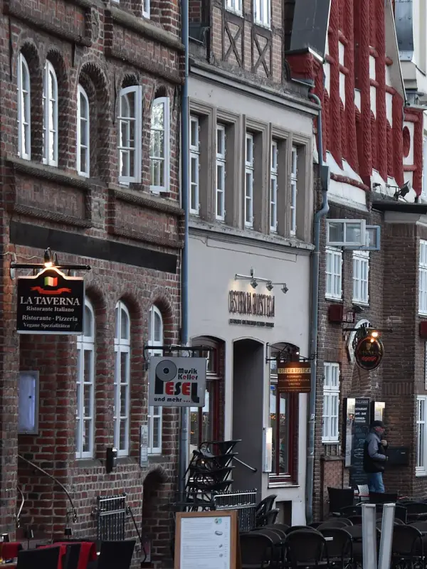 Backsteinfassaden mit Gastronomie am Stintmarkt in Lüneburg